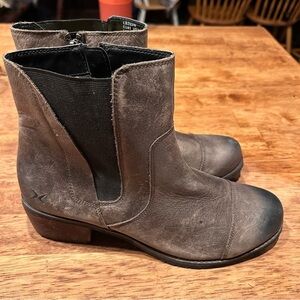 Aetrex Women's Leather Ankle Boots size 10 heeled zippered